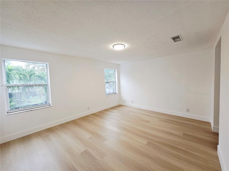 Activo con contrato: $775,000 (4 camas, 2 baños, 2347 Pies cuadrados)