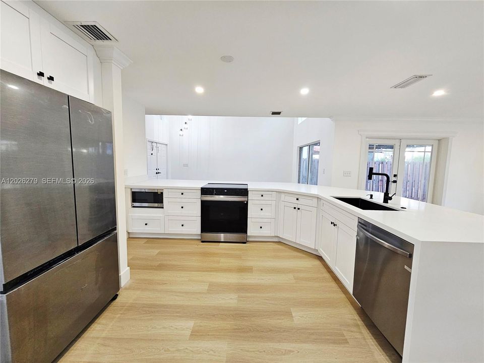 Activo con contrato: $775,000 (4 camas, 2 baños, 2347 Pies cuadrados)