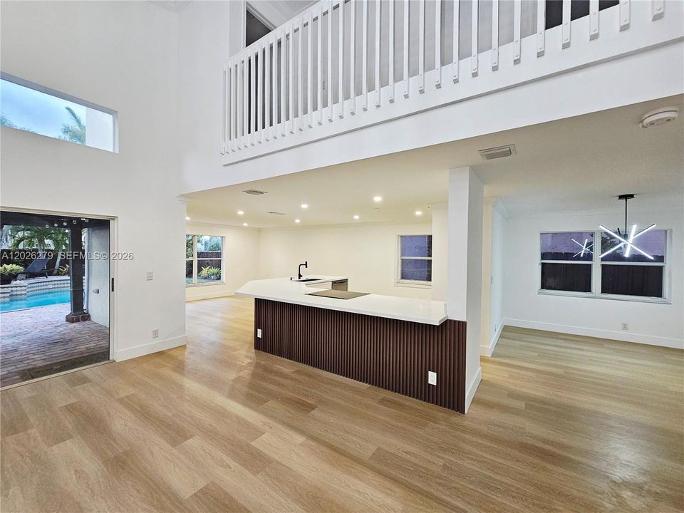 Activo con contrato: $775,000 (4 camas, 2 baños, 2347 Pies cuadrados)