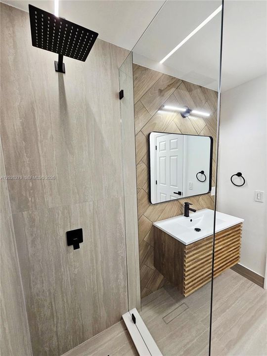 Activo con contrato: $775,000 (4 camas, 2 baños, 2347 Pies cuadrados)
