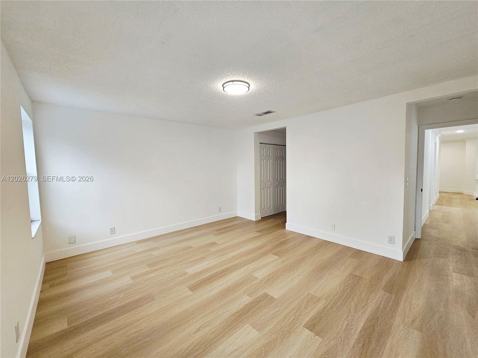 Activo con contrato: $775,000 (4 camas, 2 baños, 2347 Pies cuadrados)