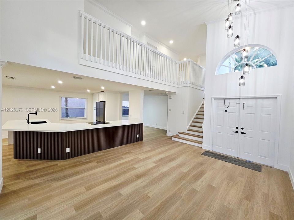 Activo con contrato: $775,000 (4 camas, 2 baños, 2347 Pies cuadrados)