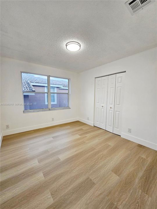 Activo con contrato: $775,000 (4 camas, 2 baños, 2347 Pies cuadrados)