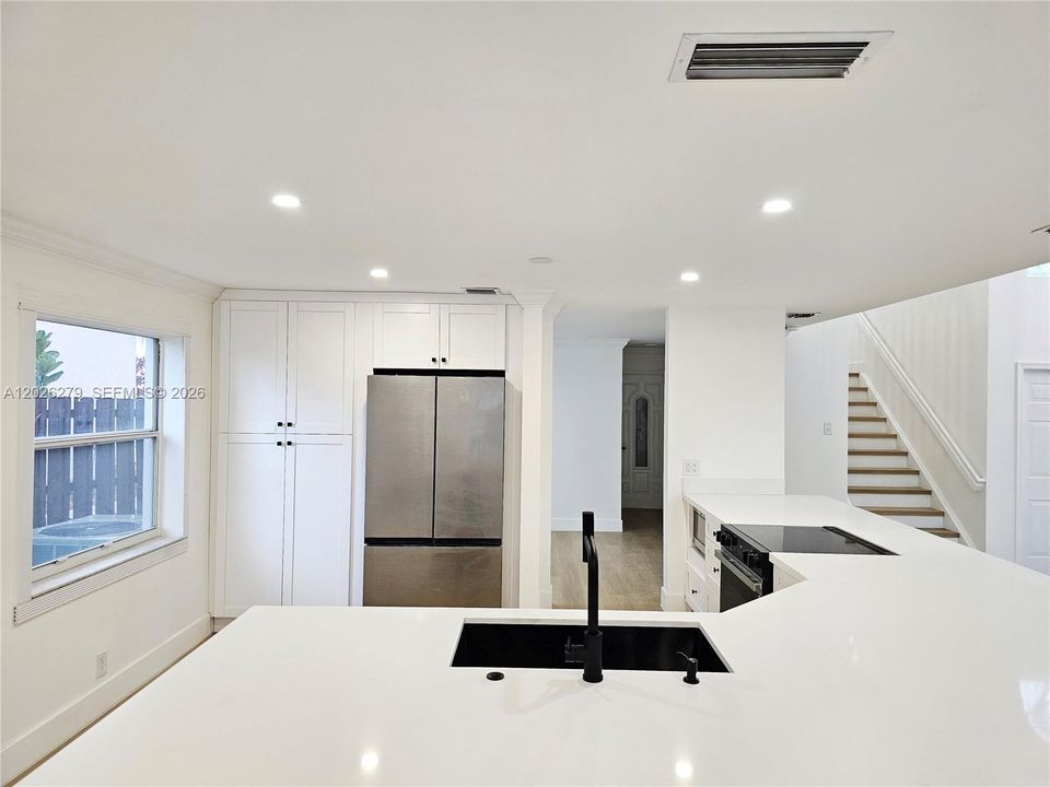Activo con contrato: $775,000 (4 camas, 2 baños, 2347 Pies cuadrados)