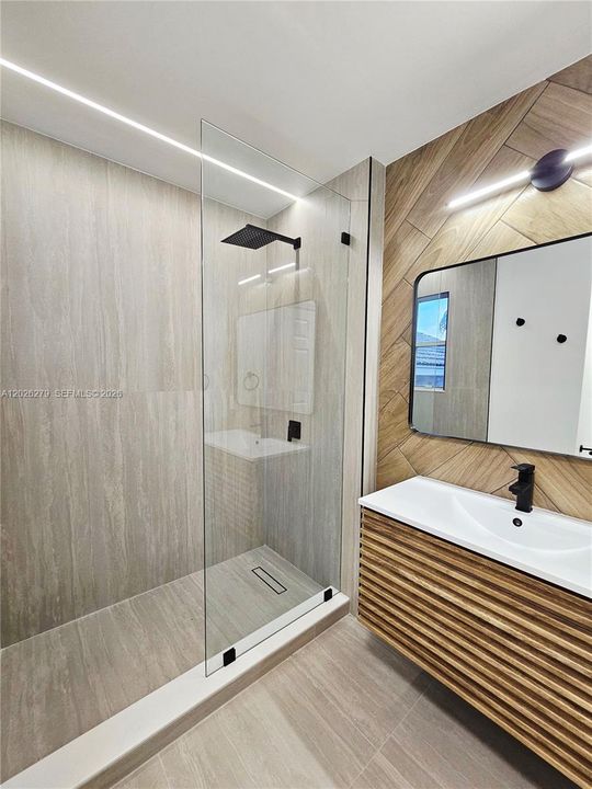 Activo con contrato: $775,000 (4 camas, 2 baños, 2347 Pies cuadrados)
