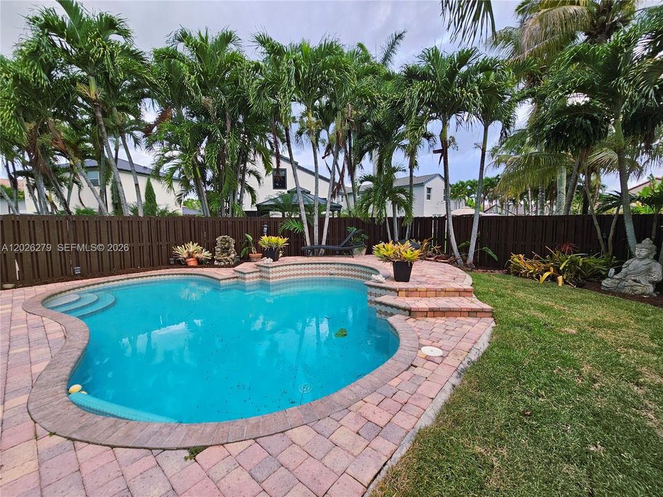 Activo con contrato: $775,000 (4 camas, 2 baños, 2347 Pies cuadrados)