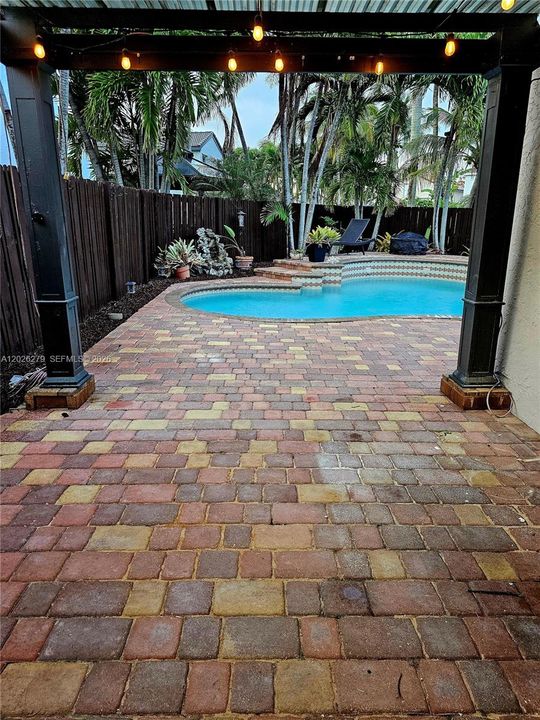 Activo con contrato: $775,000 (4 camas, 2 baños, 2347 Pies cuadrados)