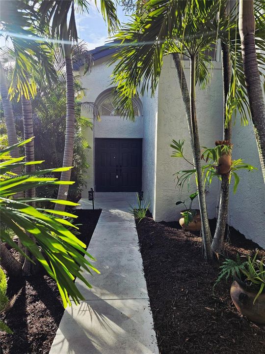 Activo con contrato: $775,000 (4 camas, 2 baños, 2347 Pies cuadrados)