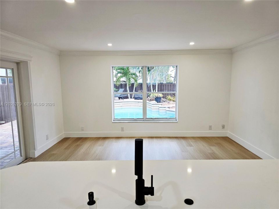 Activo con contrato: $775,000 (4 camas, 2 baños, 2347 Pies cuadrados)