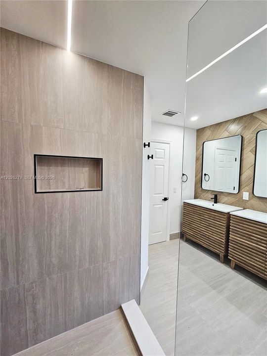 Activo con contrato: $775,000 (4 camas, 2 baños, 2347 Pies cuadrados)