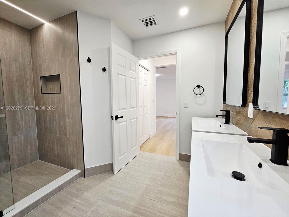 Activo con contrato: $775,000 (4 camas, 2 baños, 2347 Pies cuadrados)