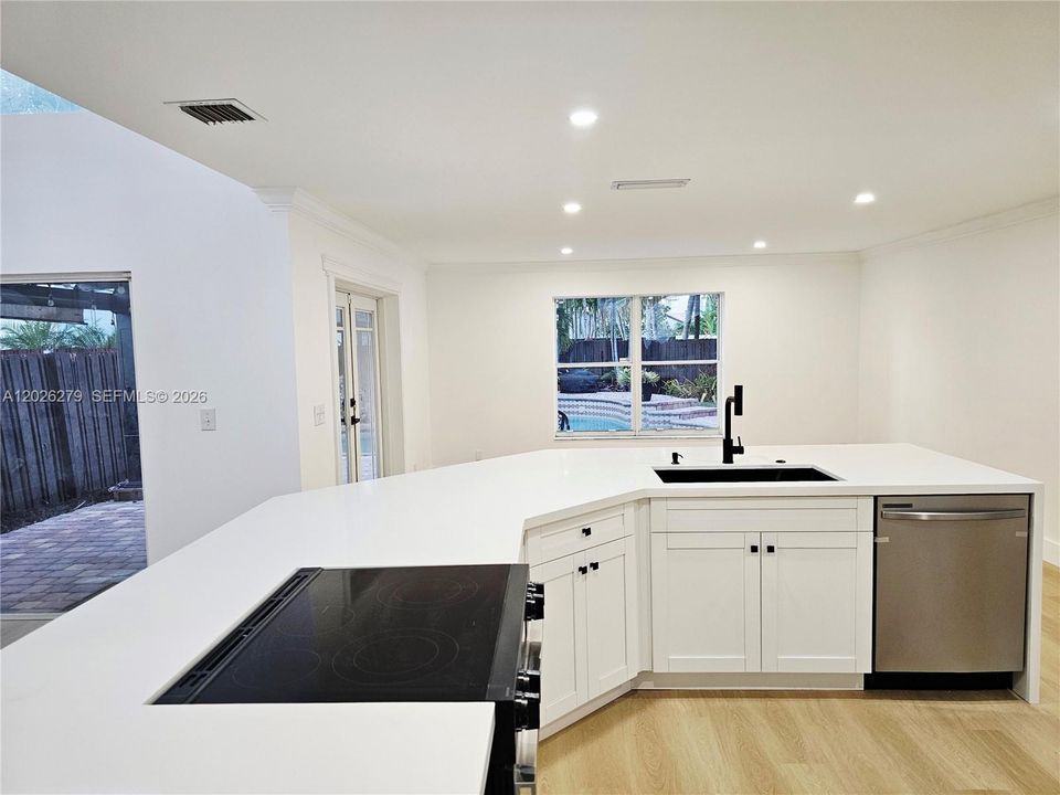 Activo con contrato: $775,000 (4 camas, 2 baños, 2347 Pies cuadrados)