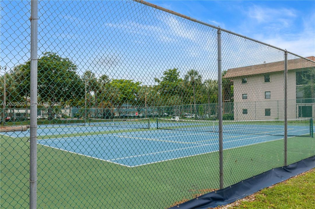 For Sale: $155,000 (2 beds, 2 baths, 1270 Square Feet)