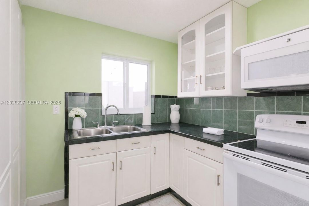 For Sale: $650,000 (3 beds, 2 baths, 1392 Square Feet)