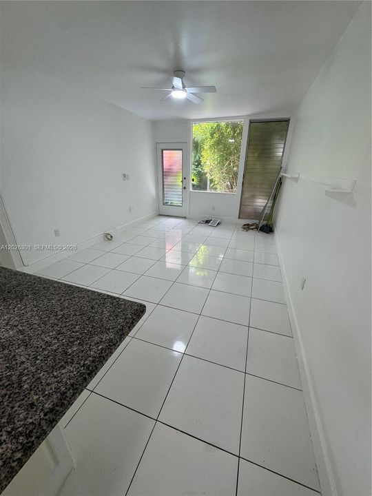 For Rent: $1,800 (1 beds, 1 baths, 567 Square Feet)