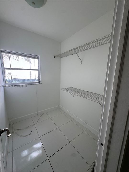 For Rent: $1,800 (1 beds, 1 baths, 567 Square Feet)