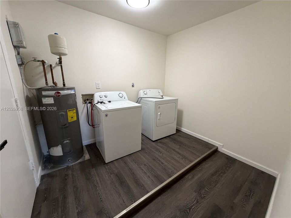 For Sale: $299,000 (4 beds, 1 baths, 1547 Square Feet)