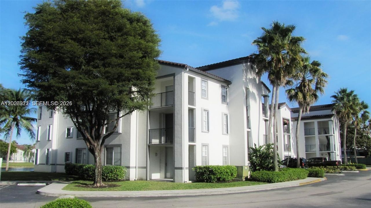 Active With Contract: $280,000 (1 beds, 1 baths, 743 Square Feet)