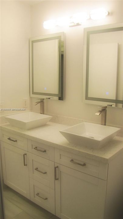 Active With Contract: $280,000 (1 beds, 1 baths, 743 Square Feet)