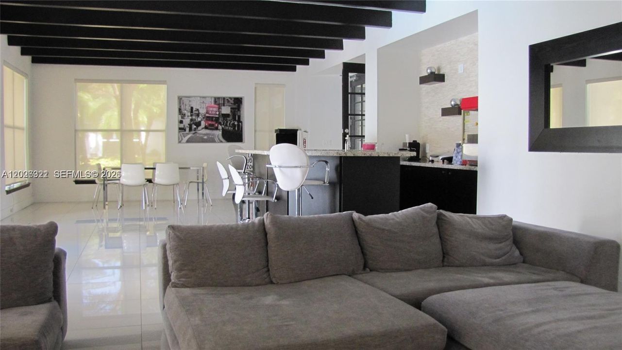 Active With Contract: $280,000 (1 beds, 1 baths, 743 Square Feet)