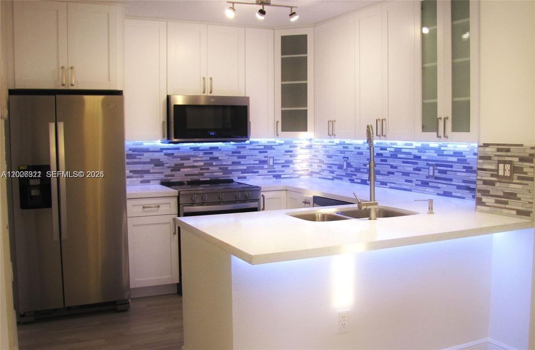 Active With Contract: $280,000 (1 beds, 1 baths, 743 Square Feet)