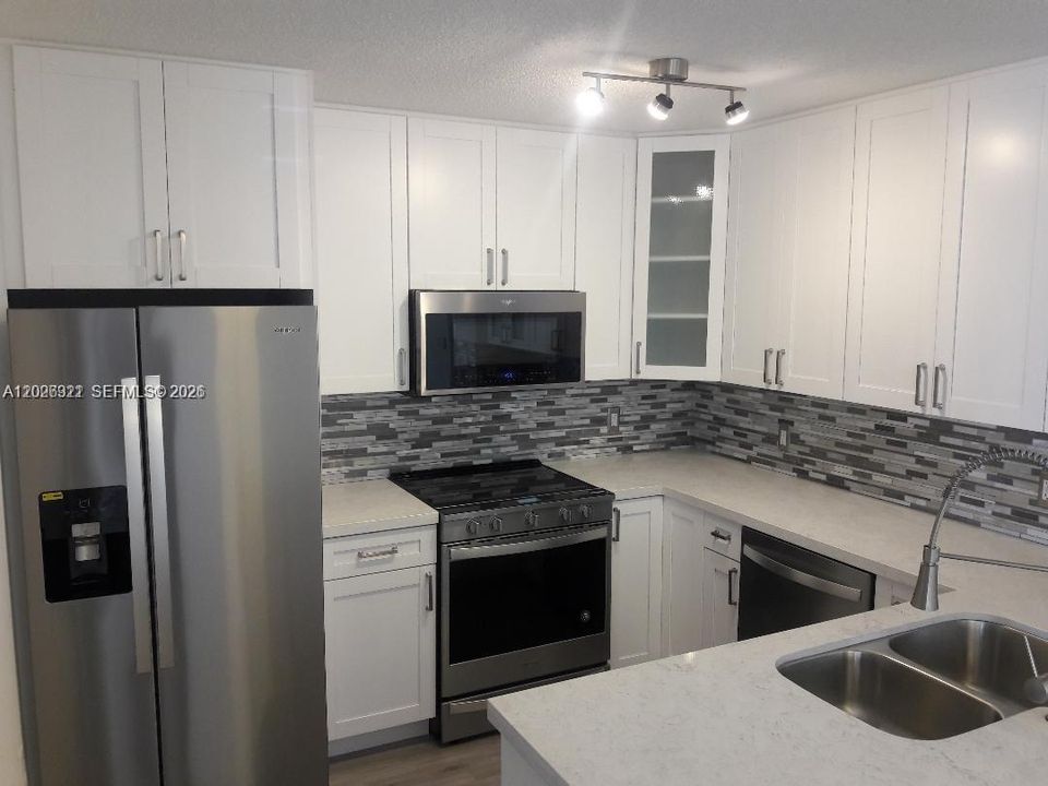 Active With Contract: $280,000 (1 beds, 1 baths, 743 Square Feet)