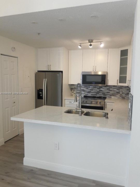 Active With Contract: $280,000 (1 beds, 1 baths, 743 Square Feet)