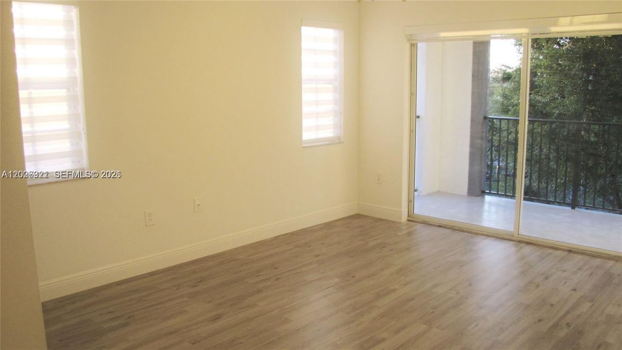 Active With Contract: $280,000 (1 beds, 1 baths, 743 Square Feet)