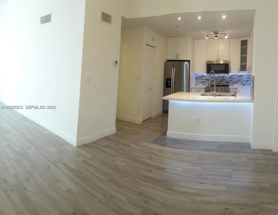 Active With Contract: $280,000 (1 beds, 1 baths, 743 Square Feet)