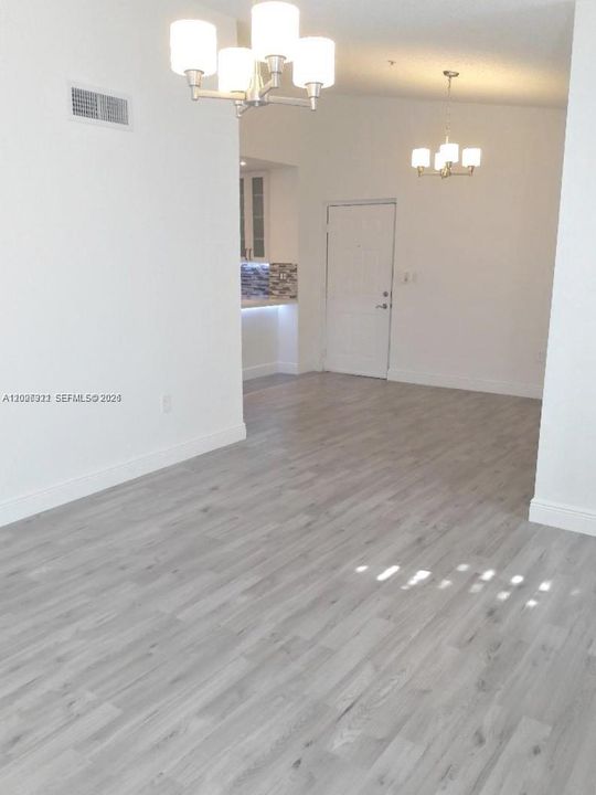 Active With Contract: $280,000 (1 beds, 1 baths, 743 Square Feet)