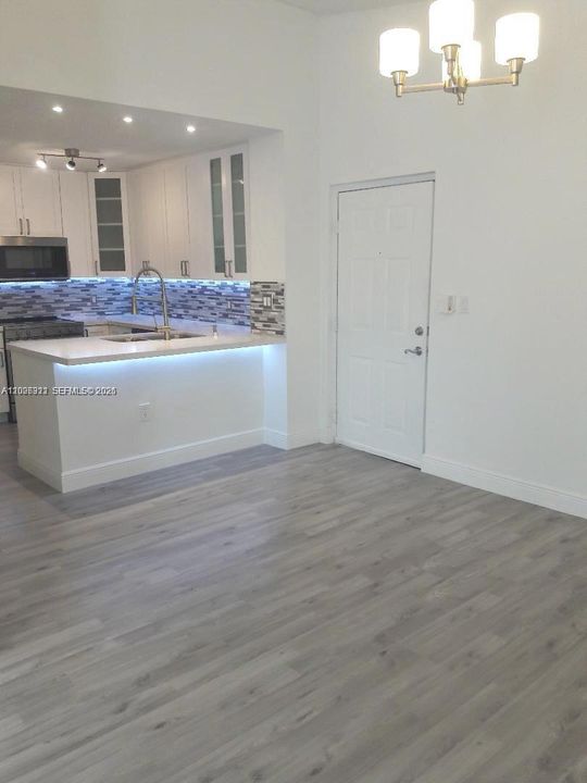 Active With Contract: $280,000 (1 beds, 1 baths, 743 Square Feet)