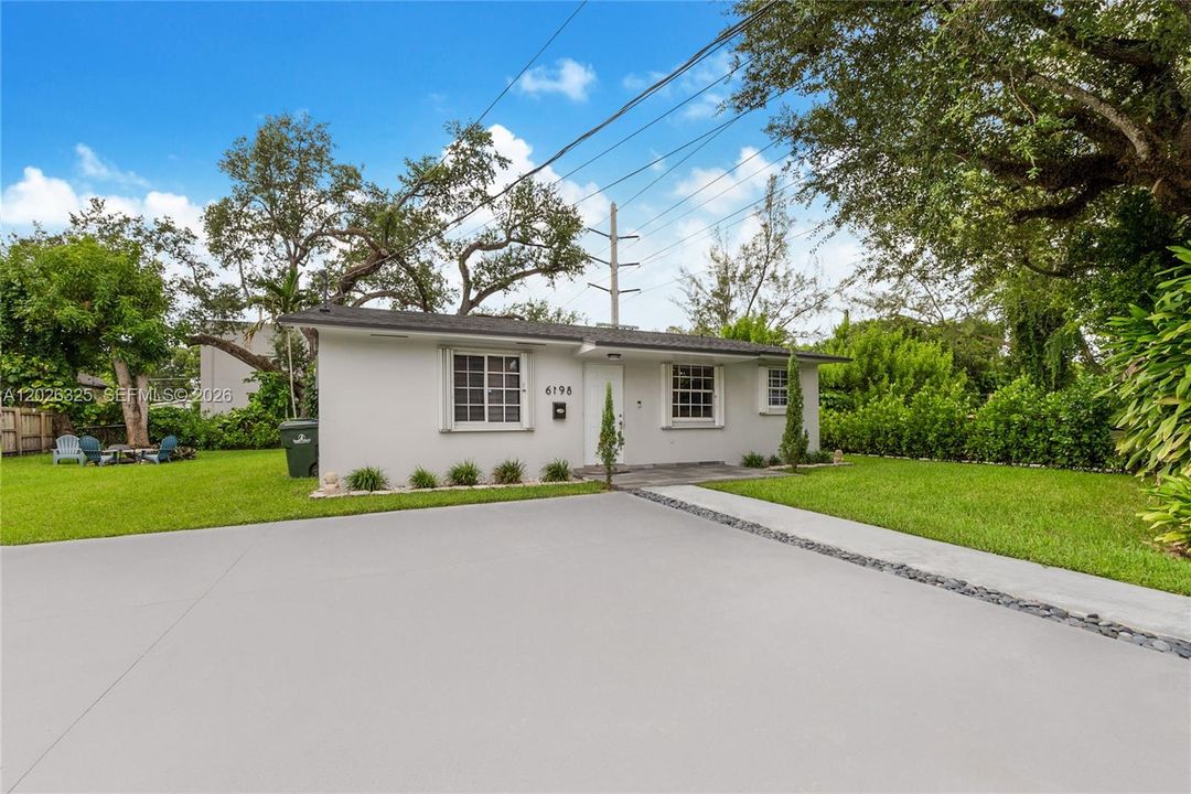 For Sale: $850,000 (3 beds, 2 baths, 1147 Square Feet)
