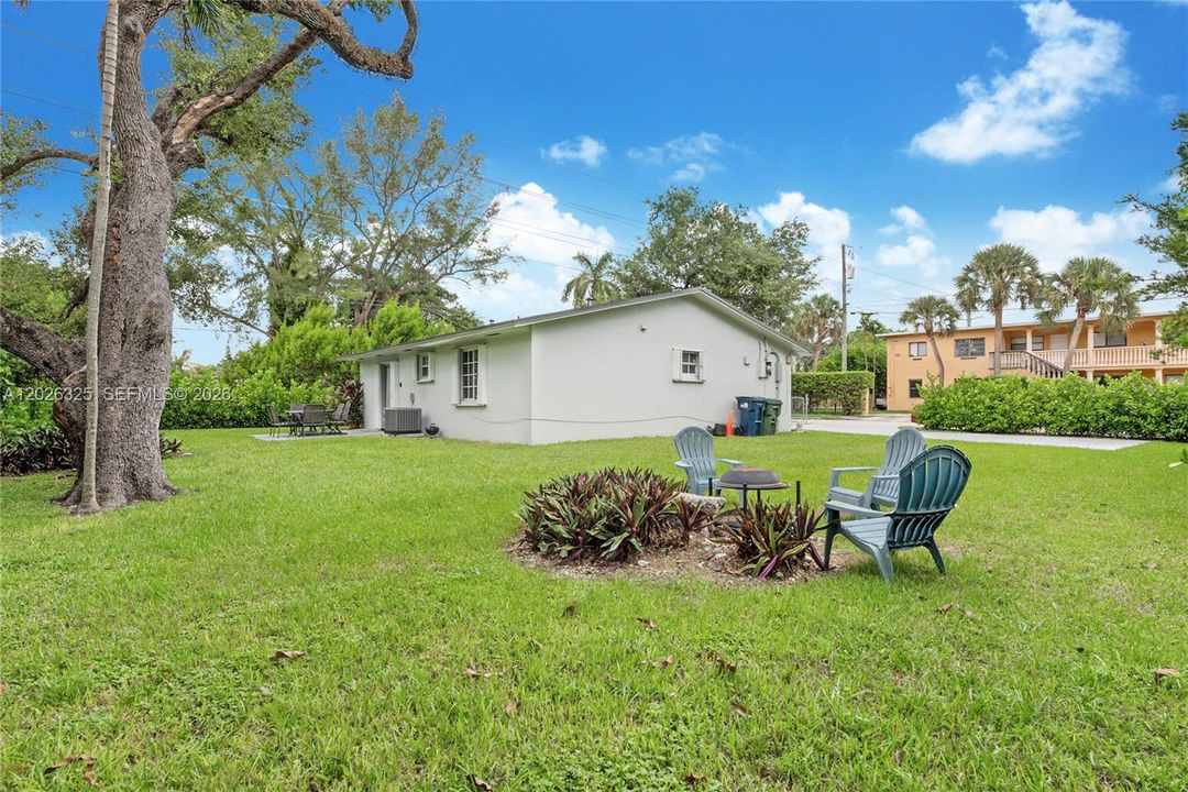 For Sale: $850,000 (3 beds, 2 baths, 1147 Square Feet)