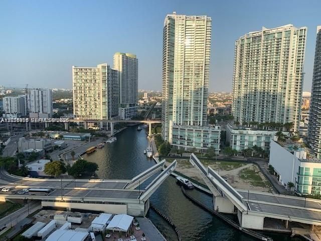 For Sale: $390,000 (1 beds, 1 baths, 757 Square Feet)