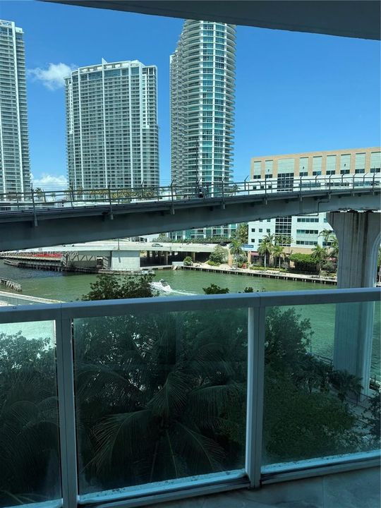 For Sale: $390,000 (1 beds, 1 baths, 757 Square Feet)