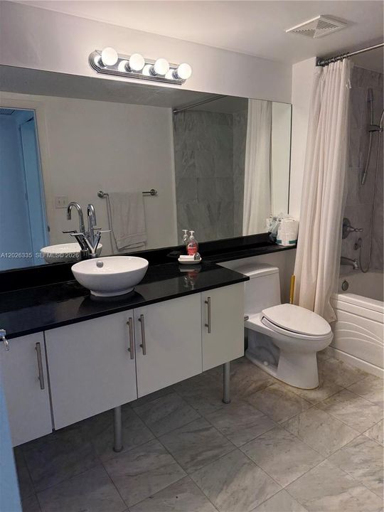 For Sale: $390,000 (1 beds, 1 baths, 757 Square Feet)
