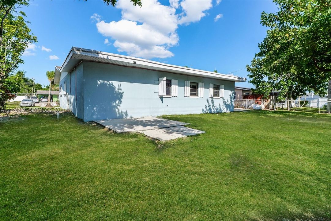 For Rent: $3,100 (4 beds, 2 baths, 1981 Square Feet)