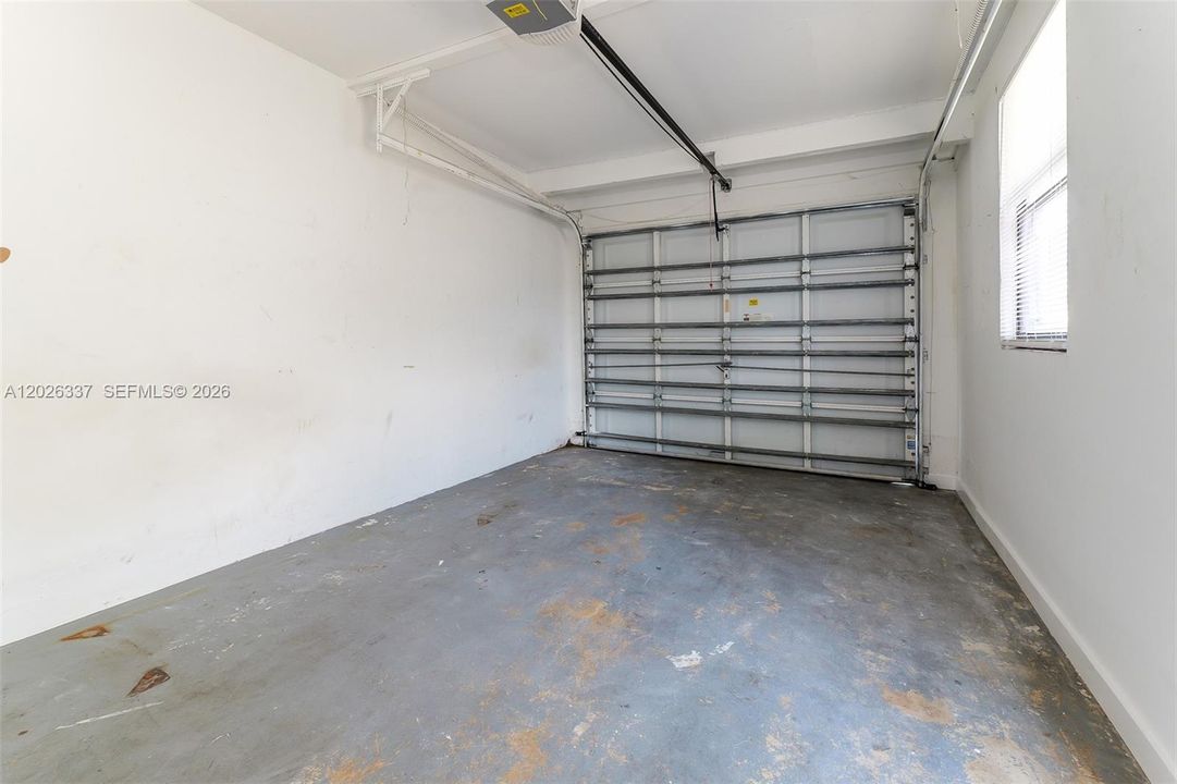 For Rent: $3,100 (4 beds, 2 baths, 1981 Square Feet)