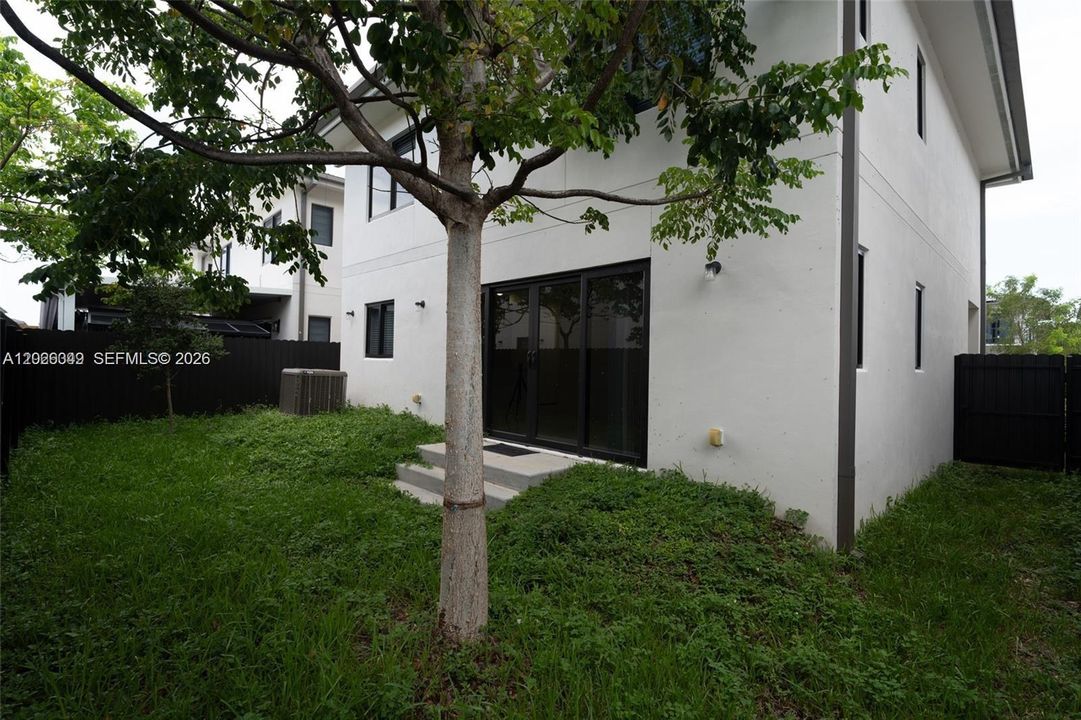 For Sale: $470,000 (5 beds, 4 baths, 1902 Square Feet)