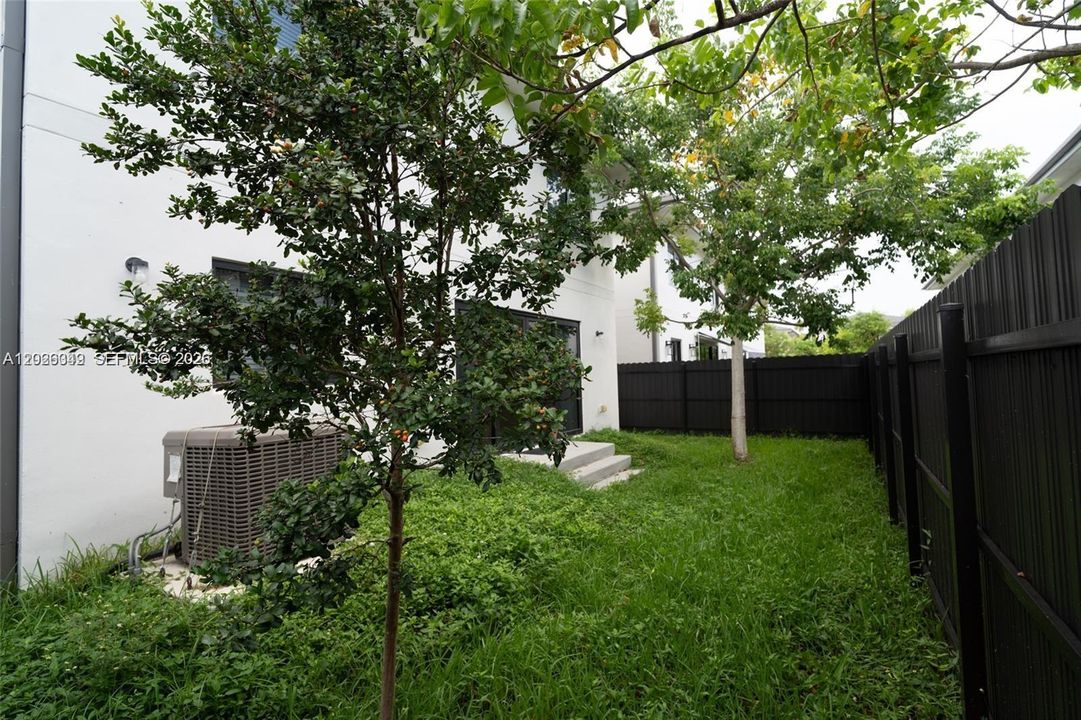 For Sale: $470,000 (5 beds, 4 baths, 1902 Square Feet)