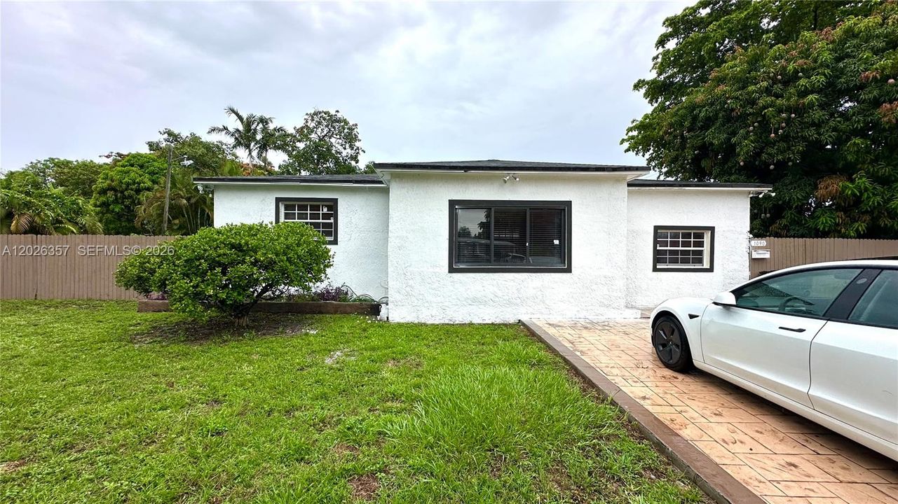 For Sale: $429,000 (2 beds, 1 baths, 1100 Square Feet)