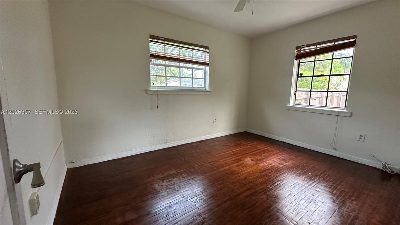 For Sale: $429,000 (2 beds, 1 baths, 1100 Square Feet)
