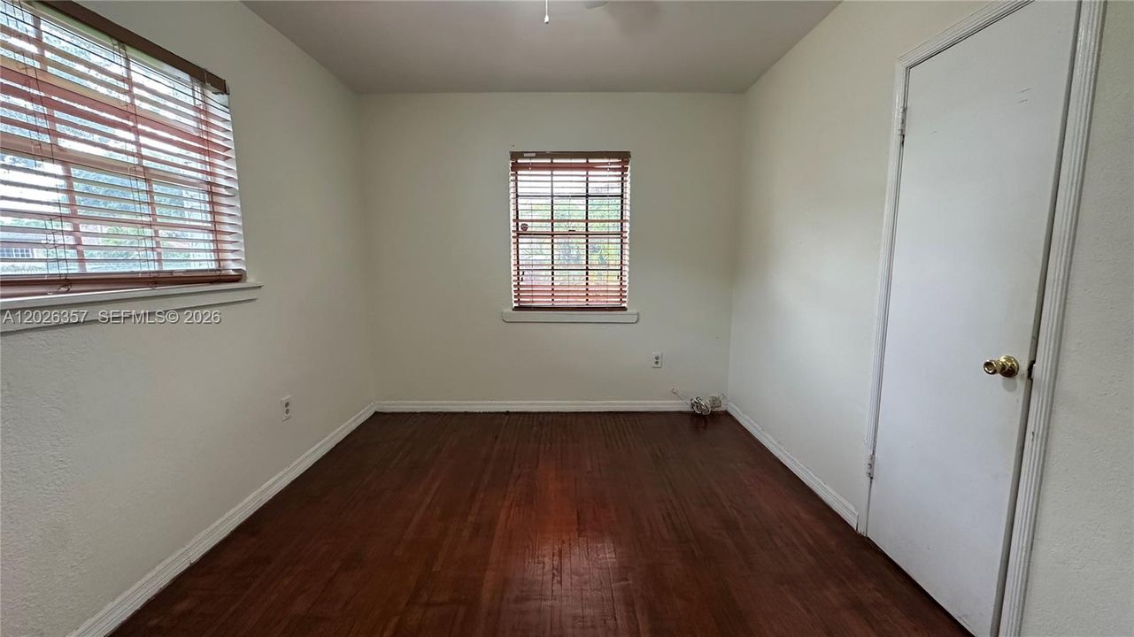 For Sale: $429,000 (2 beds, 1 baths, 1100 Square Feet)