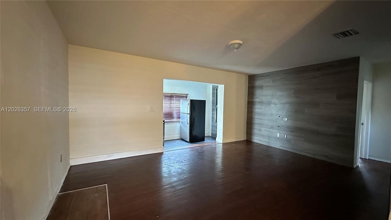 For Sale: $429,000 (2 beds, 1 baths, 1100 Square Feet)