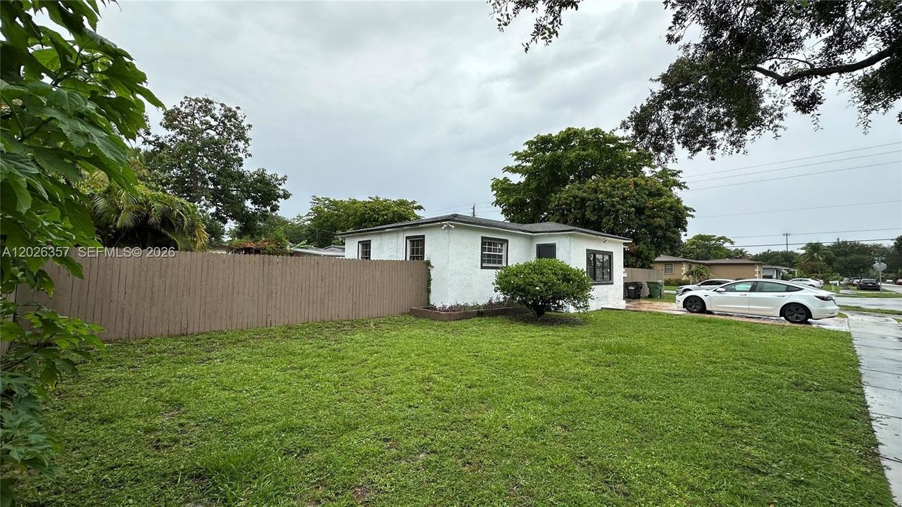 For Sale: $429,000 (2 beds, 1 baths, 1100 Square Feet)