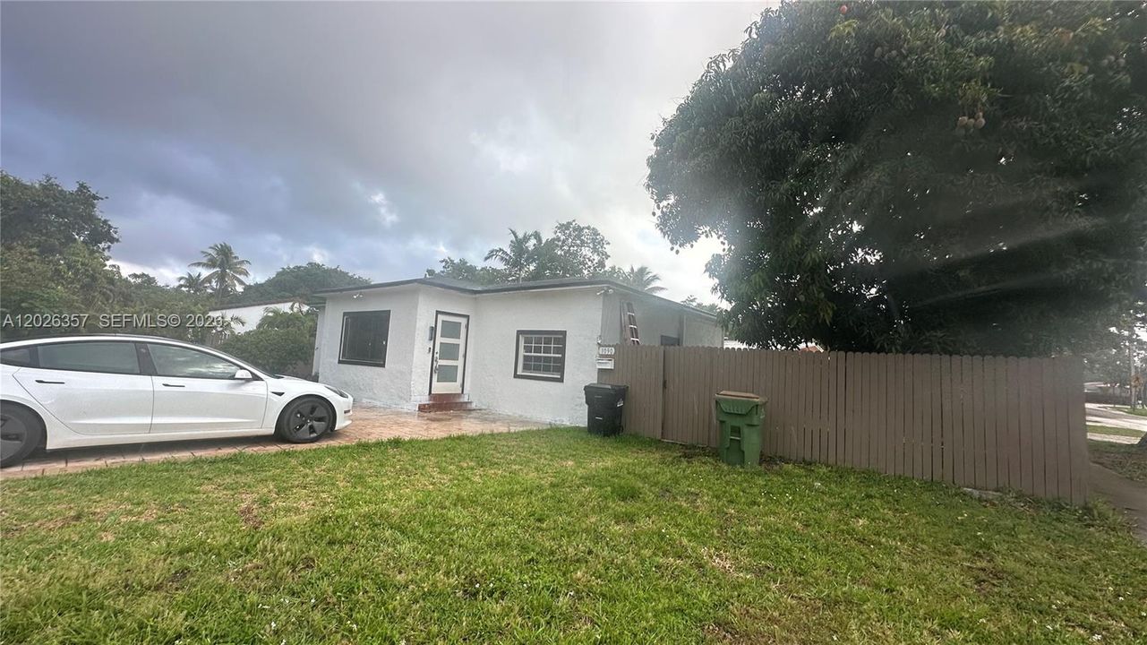 For Sale: $429,000 (2 beds, 1 baths, 1100 Square Feet)