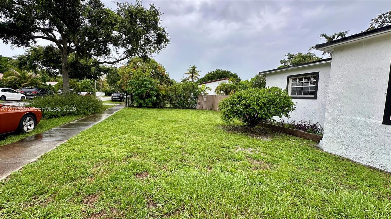 For Sale: $429,000 (2 beds, 1 baths, 1100 Square Feet)