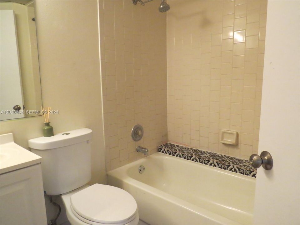 For Sale: $287,000 (2 beds, 2 baths, 1036 Square Feet)