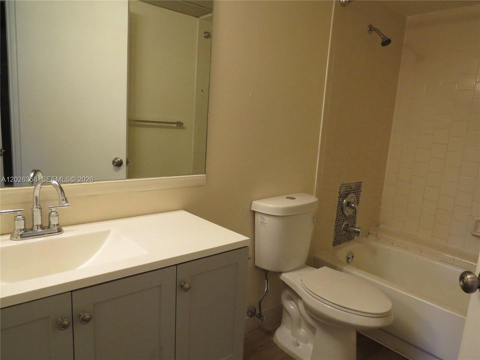 For Sale: $287,000 (2 beds, 2 baths, 1036 Square Feet)