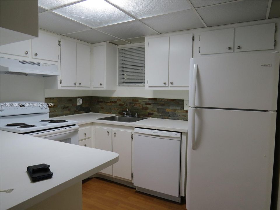 For Sale: $287,000 (2 beds, 2 baths, 1036 Square Feet)